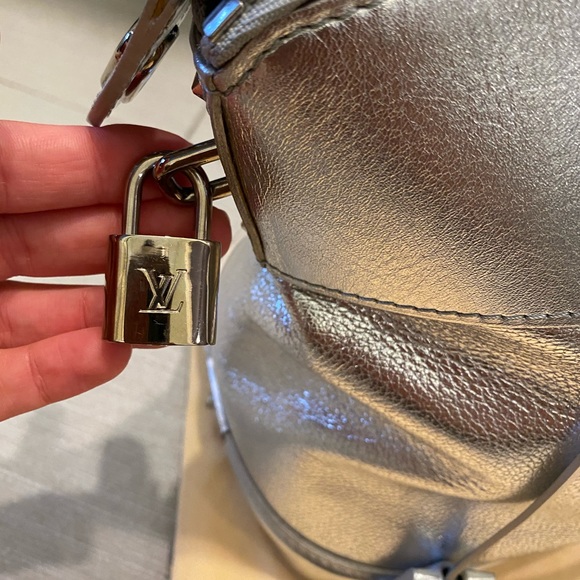 SOLD 💎 AUTHENTIC 💎 LOUIS VUITTON Lockit Suhali Argent - Picture 3 of 11